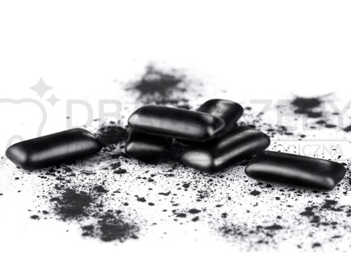 Wybielająca guma do żucia CURAPROX - Black is White